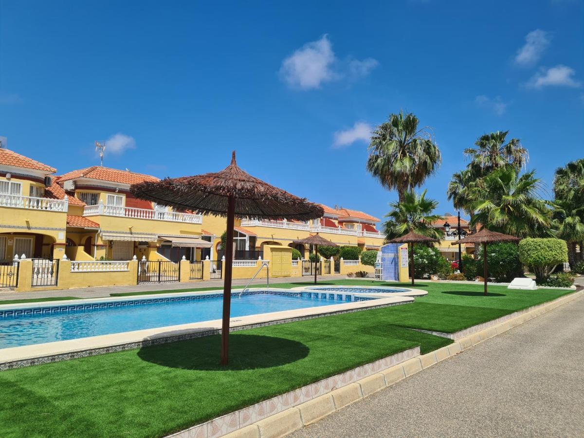 2 Bedroom Property In Closed Urbanisation Torrevieja Esterno foto
